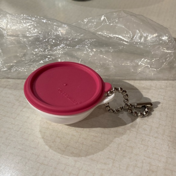 Vintage mini Tupperware Mega That’s A Bowl keychain new in pkg - Picture 1 of 4